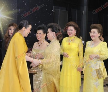 เหล่าดาราตบเท้าเดิน Black carpet งานประกาศรางวัล VibeWire Awards ครั้งที่ 8