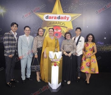 เหล่าดาราตบเท้าเดิน Black carpet งานประกาศรางวัล VibeWire Awards ครั้งที่ 8