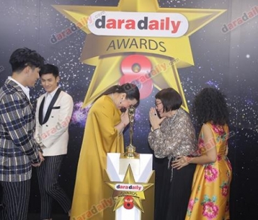 เหล่าดาราตบเท้าเดิน Black carpet งานประกาศรางวัล VibeWire Awards ครั้งที่ 8