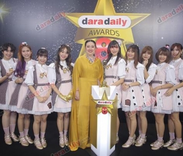 เหล่าดาราตบเท้าเดิน Black carpet งานประกาศรางวัล VibeWire Awards ครั้งที่ 8
