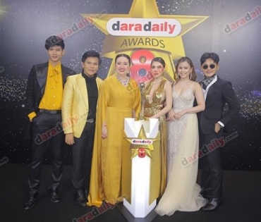 เหล่าดาราตบเท้าเดิน Black carpet งานประกาศรางวัล VibeWire Awards ครั้งที่ 8