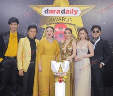 เหล่าดาราตบเท้าเดิน Black carpet งานประกาศรางวัล VibeWire Awards ครั้งที่ 8