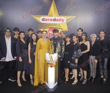 เหล่าดาราตบเท้าเดิน Black carpet งานประกาศรางวัล VibeWire Awards ครั้งที่ 8