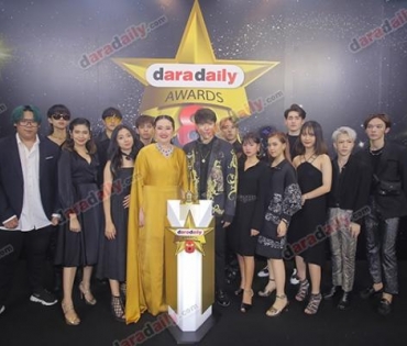 เหล่าดาราตบเท้าเดิน Black carpet งานประกาศรางวัล VibeWire Awards ครั้งที่ 8