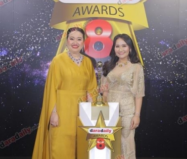เหล่าดาราตบเท้าเดิน Black carpet งานประกาศรางวัล VibeWire Awards ครั้งที่ 8