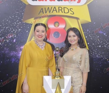 เหล่าดาราตบเท้าเดิน Black carpet งานประกาศรางวัล VibeWire Awards ครั้งที่ 8