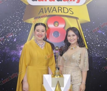 เหล่าดาราตบเท้าเดิน Black carpet งานประกาศรางวัล VibeWire Awards ครั้งที่ 8