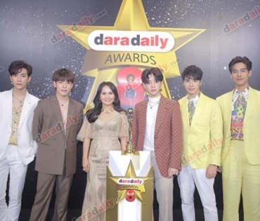 เหล่าดาราตบเท้าเดิน Black carpet งานประกาศรางวัล VibeWire Awards ครั้งที่ 8