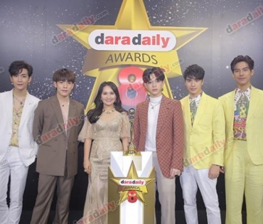 เหล่าดาราตบเท้าเดิน Black carpet งานประกาศรางวัล VibeWire Awards ครั้งที่ 8