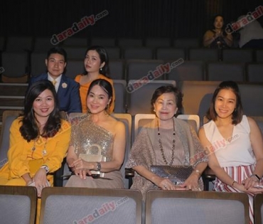 เหล่าดาราตบเท้าเดิน Black carpet งานประกาศรางวัล VibeWire Awards ครั้งที่ 8