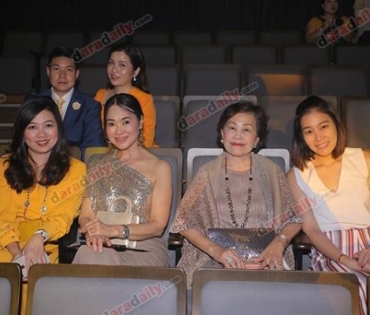 เหล่าดาราตบเท้าเดิน Black carpet งานประกาศรางวัล VibeWire Awards ครั้งที่ 8