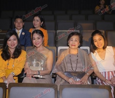 เหล่าดาราตบเท้าเดิน Black carpet งานประกาศรางวัล VibeWire Awards ครั้งที่ 8