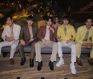 เหล่าดาราตบเท้าเดิน Black carpet งานประกาศรางวัล VibeWire Awards ครั้งที่ 8