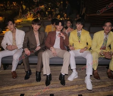 เหล่าดาราตบเท้าเดิน Black carpet งานประกาศรางวัล VibeWire Awards ครั้งที่ 8