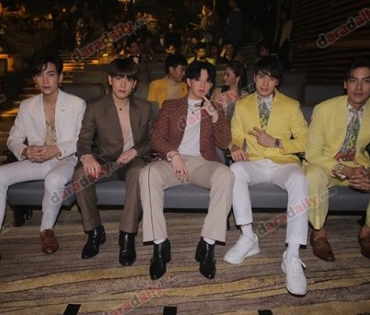 เหล่าดาราตบเท้าเดิน Black carpet งานประกาศรางวัล VibeWire Awards ครั้งที่ 8