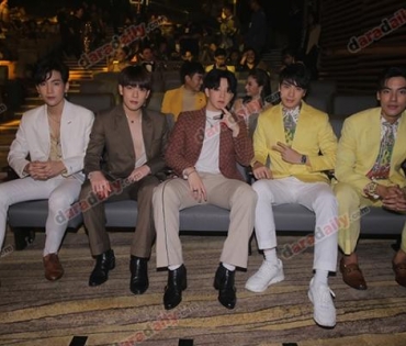 เหล่าดาราตบเท้าเดิน Black carpet งานประกาศรางวัล VibeWire Awards ครั้งที่ 8