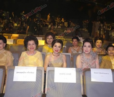 เหล่าดาราตบเท้าเดิน Black carpet งานประกาศรางวัล VibeWire Awards ครั้งที่ 8