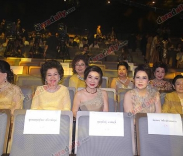 เหล่าดาราตบเท้าเดิน Black carpet งานประกาศรางวัล VibeWire Awards ครั้งที่ 8