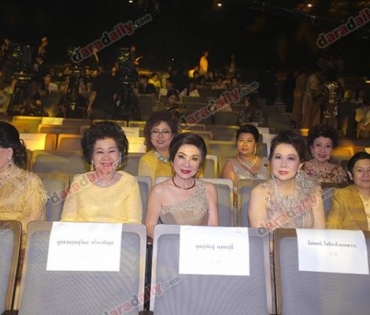 เหล่าดาราตบเท้าเดิน Black carpet งานประกาศรางวัล VibeWire Awards ครั้งที่ 8
