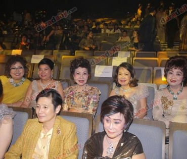 เหล่าดาราตบเท้าเดิน Black carpet งานประกาศรางวัล VibeWire Awards ครั้งที่ 8
