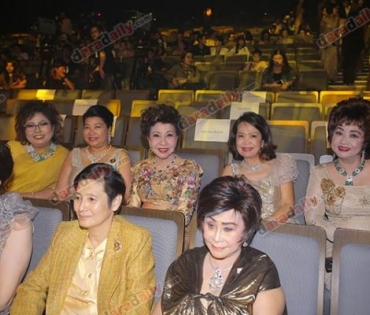 เหล่าดาราตบเท้าเดิน Black carpet งานประกาศรางวัล VibeWire Awards ครั้งที่ 8