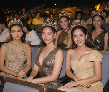 เหล่าดาราตบเท้าเดิน Black carpet งานประกาศรางวัล VibeWire Awards ครั้งที่ 8