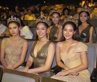 เหล่าดาราตบเท้าเดิน Black carpet งานประกาศรางวัล VibeWire Awards ครั้งที่ 8