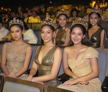 เหล่าดาราตบเท้าเดิน Black carpet งานประกาศรางวัล VibeWire Awards ครั้งที่ 8