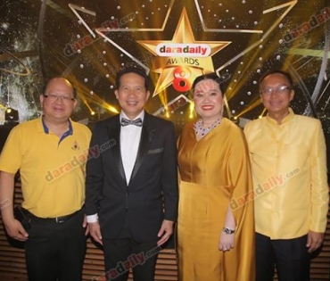 เหล่าดาราตบเท้าเดิน Black carpet งานประกาศรางวัล VibeWire Awards ครั้งที่ 8