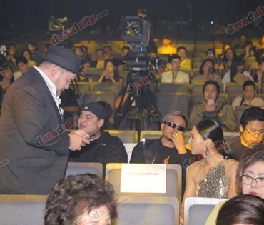 เหล่าดาราตบเท้าเดิน Black carpet งานประกาศรางวัล VibeWire Awards ครั้งที่ 8