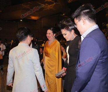 เหล่าดาราตบเท้าเดิน Black carpet งานประกาศรางวัล VibeWire Awards ครั้งที่ 8