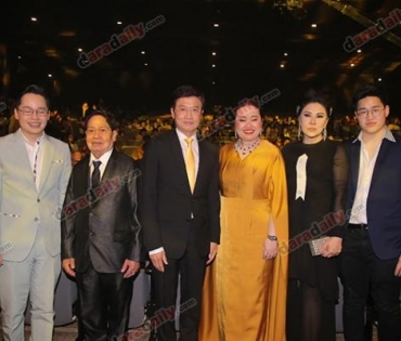 เหล่าดาราตบเท้าเดิน Black carpet งานประกาศรางวัล VibeWire Awards ครั้งที่ 8