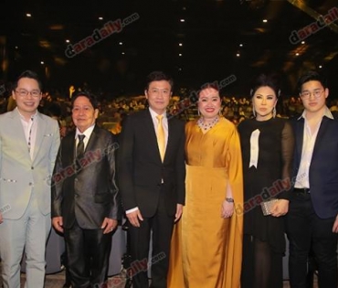 เหล่าดาราตบเท้าเดิน Black carpet งานประกาศรางวัล VibeWire Awards ครั้งที่ 8