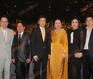 เหล่าดาราตบเท้าเดิน Black carpet งานประกาศรางวัล VibeWire Awards ครั้งที่ 8