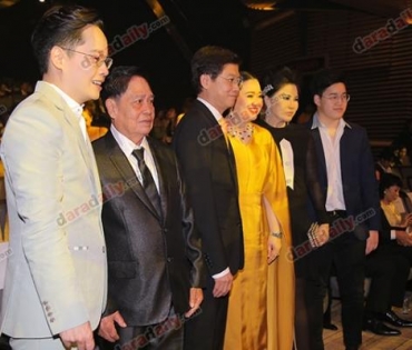 เหล่าดาราตบเท้าเดิน Black carpet งานประกาศรางวัล VibeWire Awards ครั้งที่ 8
