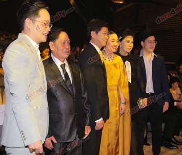 เหล่าดาราตบเท้าเดิน Black carpet งานประกาศรางวัล VibeWire Awards ครั้งที่ 8