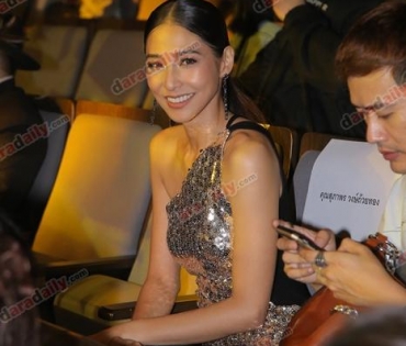 เหล่าดาราตบเท้าเดิน Black carpet งานประกาศรางวัล VibeWire Awards ครั้งที่ 8