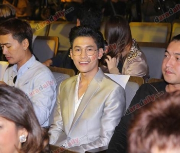 เหล่าดาราตบเท้าเดิน Black carpet งานประกาศรางวัล VibeWire Awards ครั้งที่ 8