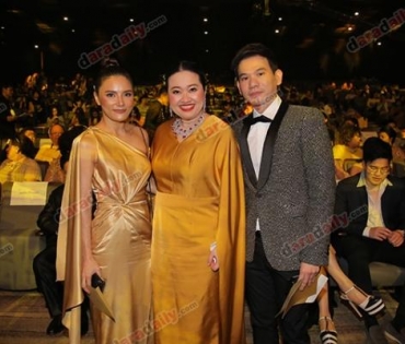 เหล่าดาราตบเท้าเดิน Black carpet งานประกาศรางวัล VibeWire Awards ครั้งที่ 8