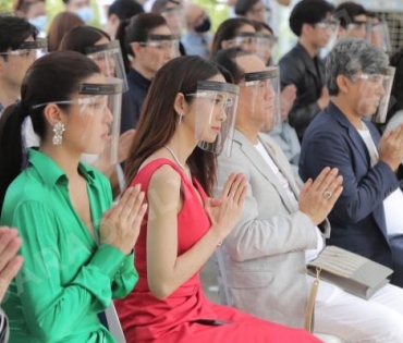 “ยุ้ย-น้ำตาล-โอม-ฟิล์ม” นำทีมนักแสดงบวงสรวงละครเรื่อง “ตะวันตกดิน”