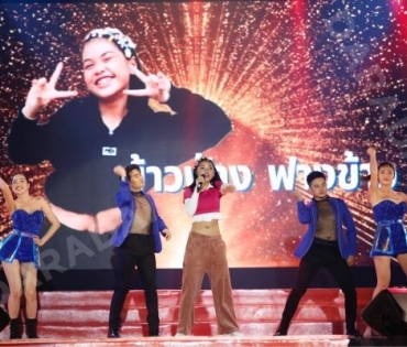 เปิดเวทีคอนเสิร์ตชุมทางดาวทองยิ่งใหญ่ “แซ็ค ชุมแพ” นำทีมศิลปินเซเว่นสตาร์ และกว่าอีก 30 ชีวิต 