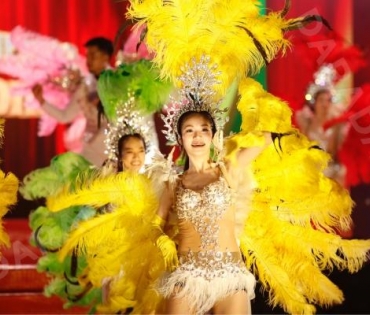 เปิดเวทีคอนเสิร์ตชุมทางดาวทองยิ่งใหญ่ “แซ็ค ชุมแพ” นำทีมศิลปินเซเว่นสตาร์ และกว่าอีก 30 ชีวิต 
