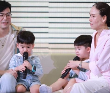 “พ่อบีม-แม่ออย” จูงมือพา “พี่ธีร์-น้องพีร์” ออกงาน