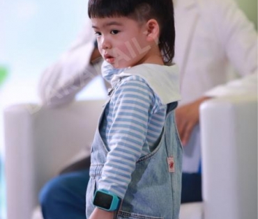 “พ่อบีม-แม่ออย” จูงมือพา “พี่ธีร์-น้องพีร์” ออกงาน