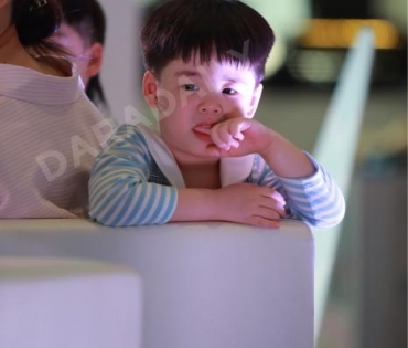 “พ่อบีม-แม่ออย” จูงมือพา “พี่ธีร์-น้องพีร์” ออกงาน