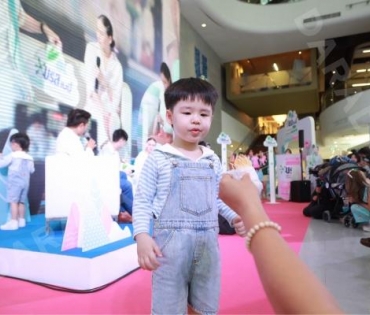 “พ่อบีม-แม่ออย” จูงมือพา “พี่ธีร์-น้องพีร์” ออกงาน