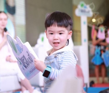 “พ่อบีม-แม่ออย” จูงมือพา “พี่ธีร์-น้องพีร์” ออกงาน