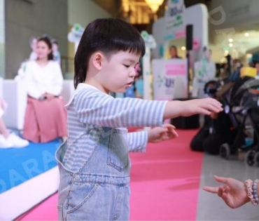 “พ่อบีม-แม่ออย” จูงมือพา “พี่ธีร์-น้องพีร์” ออกงาน