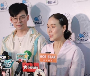 “พ่อบีม-แม่ออย” จูงมือพา “พี่ธีร์-น้องพีร์” ออกงาน