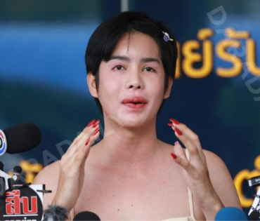 “นารา เครปกะเทย” เข้าพบตำรวจ หลังเคยร่วมไลฟ์กับ “แม่ตั๊ก” ยันไม่รู้ทองปลอม กลัวต้องกลับเข้าคุกอีกรอบ